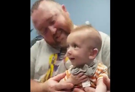 Ternura pura; el momento que un nene sordo escucha por primera vez a su madre | Redes