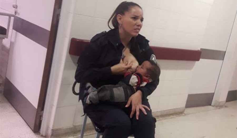 Una policía amamantó a un bebé internado y la foto se viralizó en las redes | Actualidad