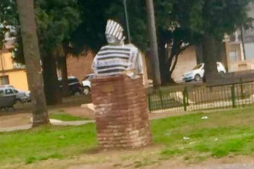 Le colocaron un traje de preso al busto de Néstor Kirchner en Rosario | Política