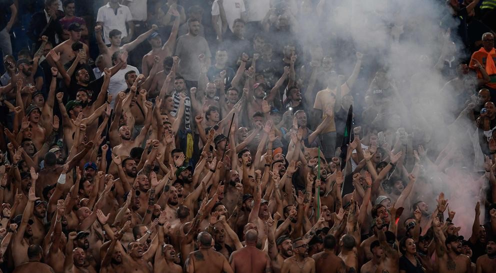 "No admitimos mujeres, esposas ni novias": advertencia de barras en un estadio | Deportes