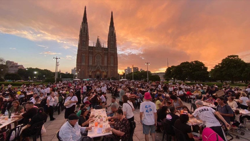 “Ninguna familia sin Navidad“: militantes de Grabois organizaron cenas multitudinarias en plazas del país | Política