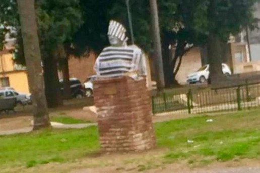 Le colocaron un traje de preso al busto de Néstor Kirchner en Rosario | Política