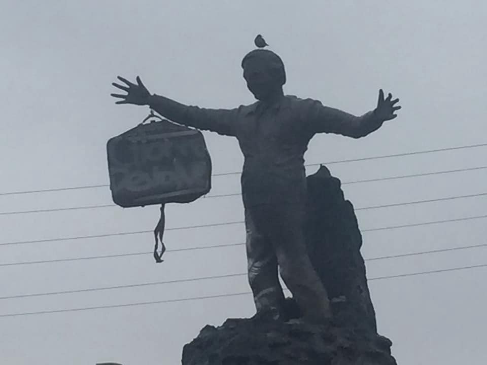 Santa Cruz: le colgaron un bolso a un monumento a Néstor Kirchner | Política