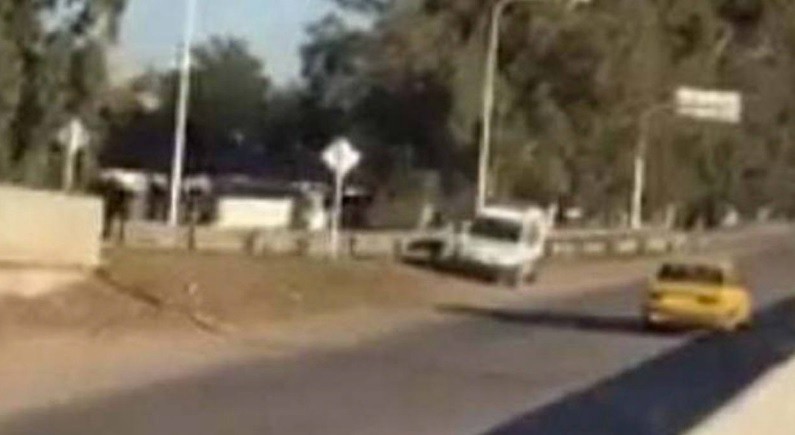 Video: policía distraído con el celular no ve un auto a contramano en una ruta | Actualidad