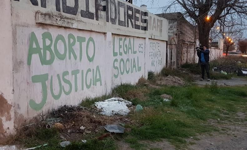 Detuvieron a cinco mujeres por realizar pintadas a favor del aborto | Actualidad