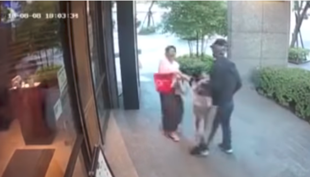 Fuerte video: una mujer lucha con un desconocido que trata de arrebatarle a su hija en plena calle | Redes