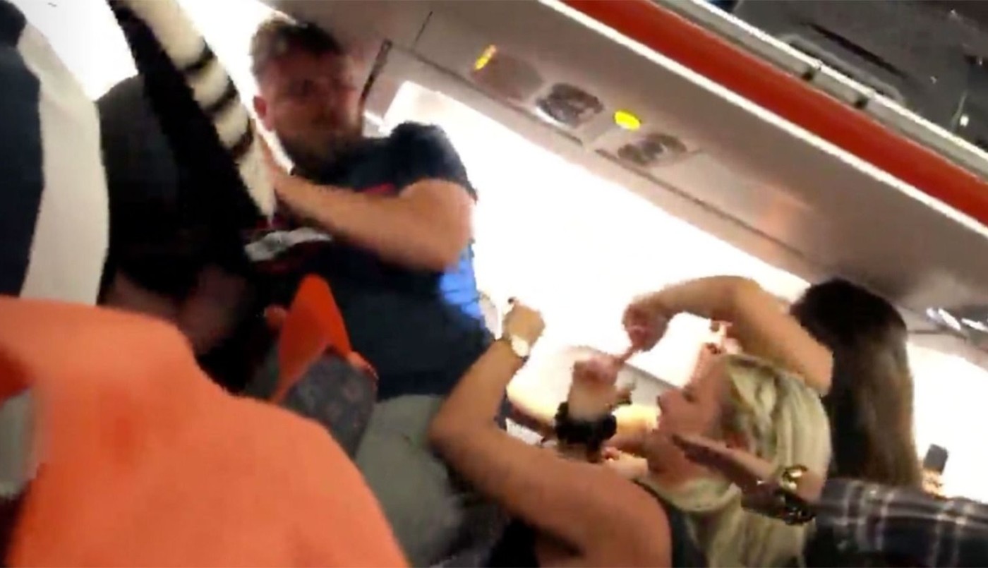 Una mujer mostró los pechos en el avión y el vuelo se transformó en un caos | Redes