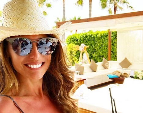 Pampita extraña el verano: foto retro y hot en la playa | Espectáculos