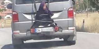 Detuvieron a un hombre que llevaba a su hija atada en el portabicicleta del auto | Redes