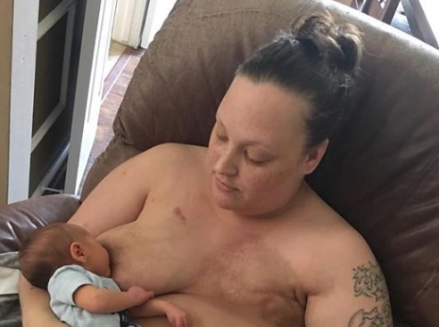 Un viral que emociona: la foto de la mujer amamantando a su bebé tras una masectomía | Curiosidades