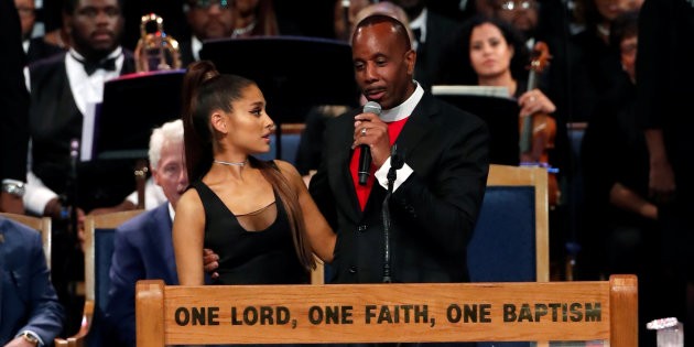 El obispo que acosó a Ariana Grande en el funeral de Aretha Franklin pidió disculpas | Espectáculos