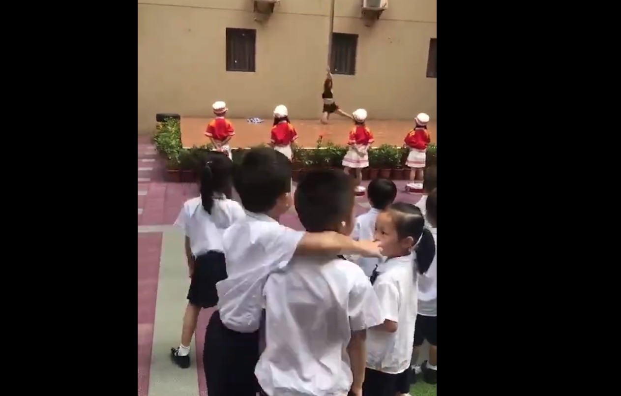 Escándalo: inauguraron un jardín de infantes con un show de pole dance | Internacionales