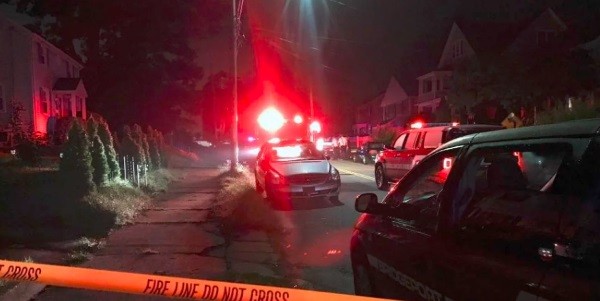 Se cortó la luz y confundió un cartucho de dinamita con una vela: está herida | Curiosidades