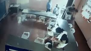 Video viral: el nene que estaba tan dormido que confundió la silla con su mochila | Redes