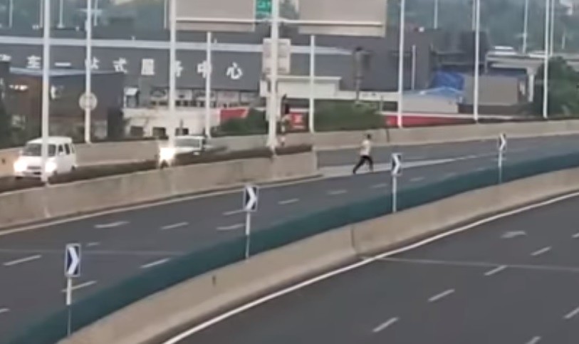 Abandonó el auto en la autopista y escapó a pie para evitar el test de alcoholemia | Redes