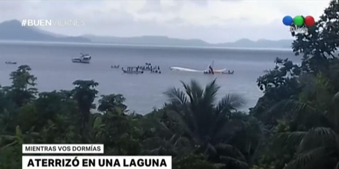 Un avión se pasó de la pista y terminó aterrizando en un lago | Internacionales