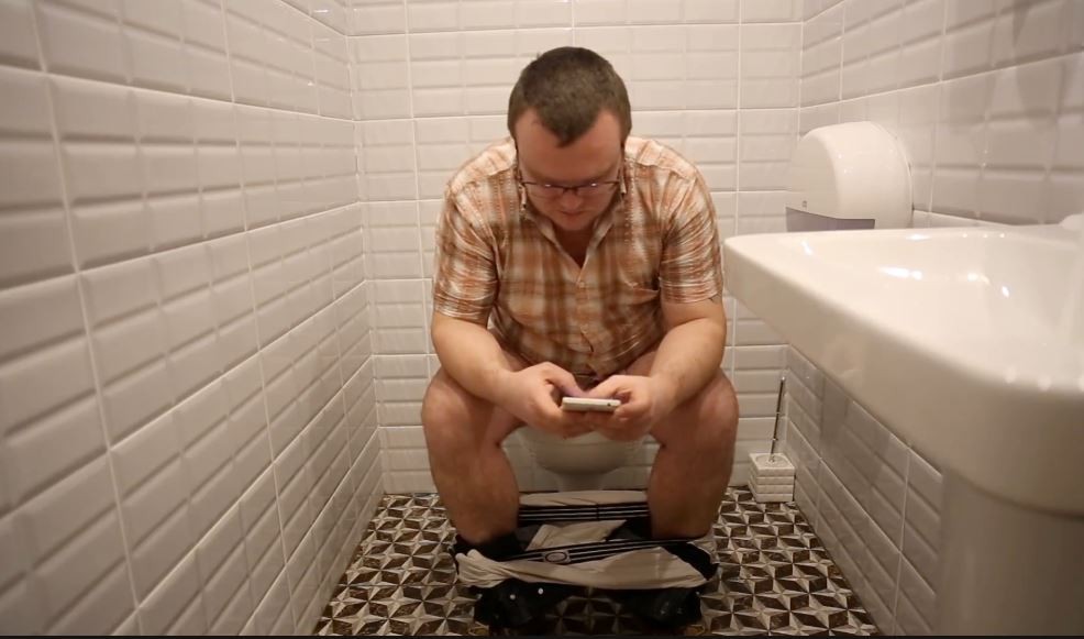 Según una encuesta, 1 de cada 3 hombres se encierra en el baño en busca de "paz y silencio" | Curiosidades