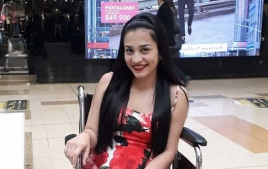 Por un tatuaje debajo de su pecho quedó en silla de ruedas y perdió un embarazo | Internacionales