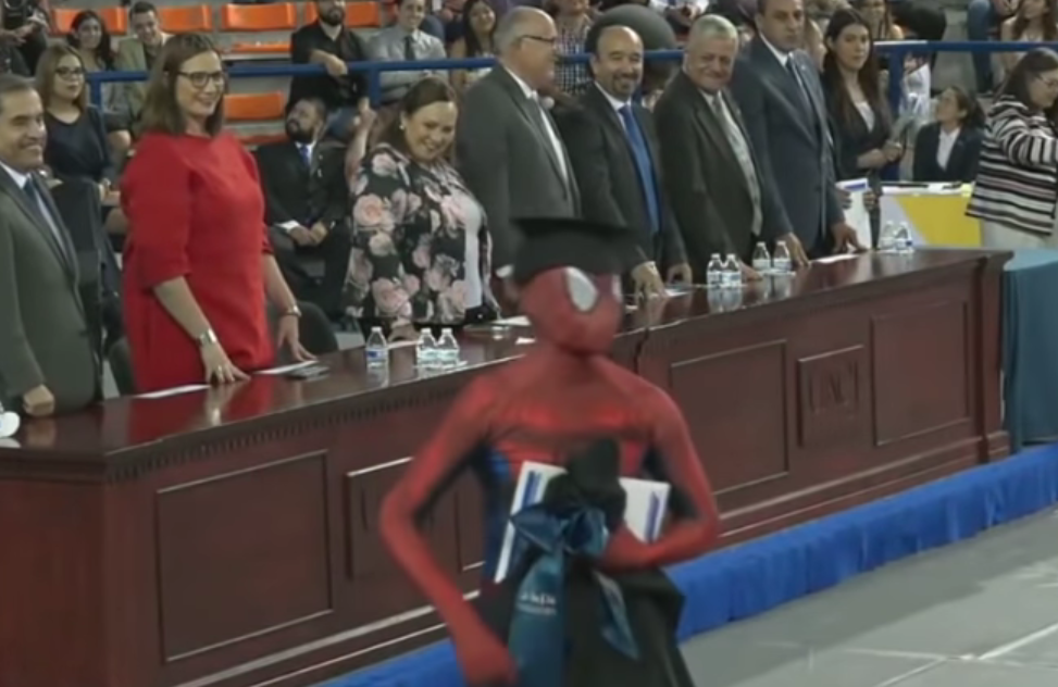 Un chico se recibió vestido de Spiderman y se convirtió en un rockstar de las redes sociales | Redes