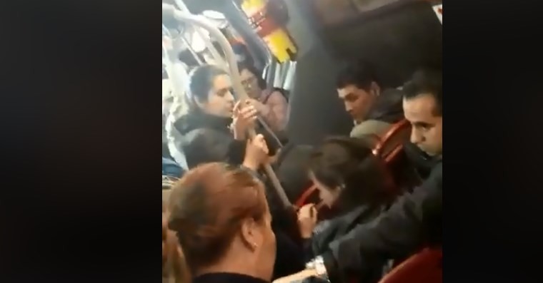 Video: la violenta reacción de una mujer que encuentra a su marido con la amante en el colectivo | Curiosidades