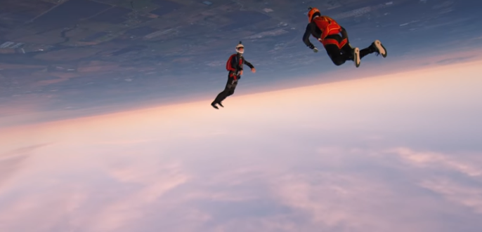 Una locura: paracaidistas filmaron un salto a 274 kilómetros por hora con una cámara de cine | Redes