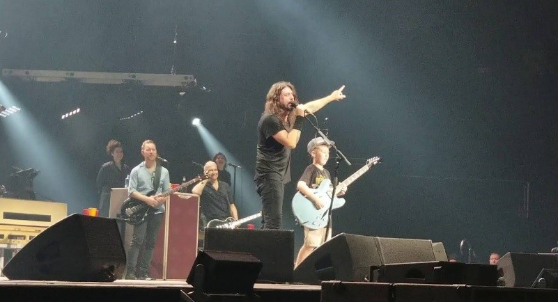 Tiene 10 años y subió a tocar una de Metallica con... ¡Foo Fighters! | Espectáculos