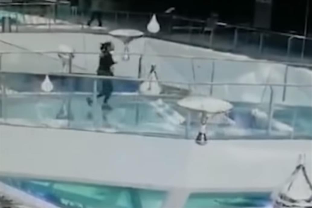 Video: el momento en el que una mujer tropieza y cae en un estanque lleno de tiburones | Redes