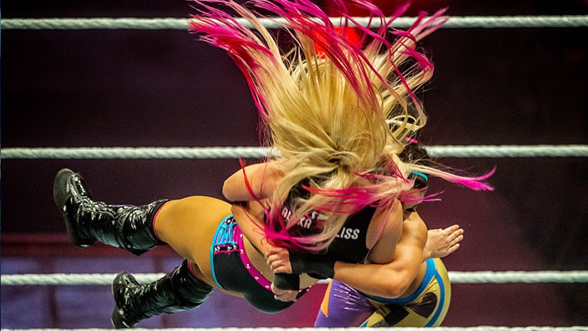 Video: el terrible momento en el que a una luchadora le "explota" la rodilla | Curiosidades