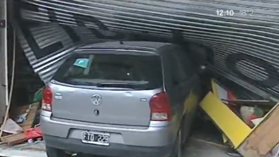Chocó una camioneta, quiso escapar y terminó incrustado en una librería | Actualidad