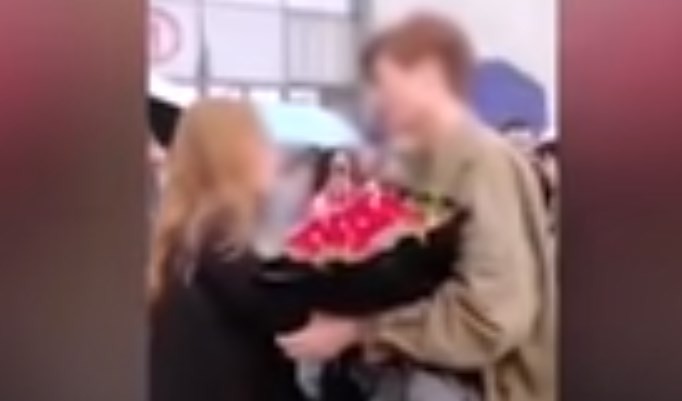 Un hombre le pidió casamiento a una mujer con un lujoso auto de regalo: ella lo rechazó | Redes