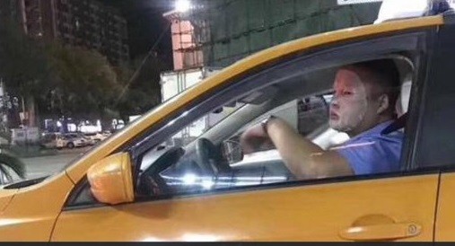 El taxista más coqueto del mundo: lo suspenden por usar una máscara facial en plena ruta | Redes