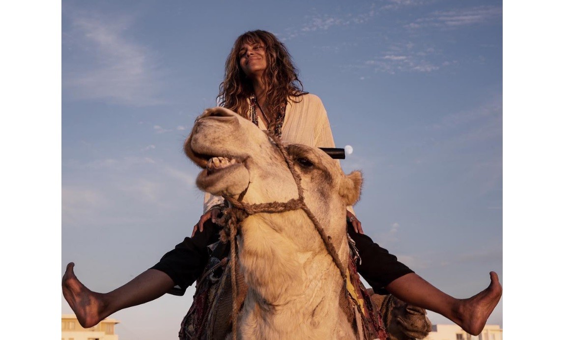 "Soy libre acá": Halle Berry, en camello por Marruecos | Redes