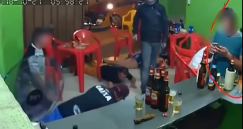 No es joda: estaba en un bar chateando por WhatsApp y ni se enteró cuando entró un ladrón armado | Redes