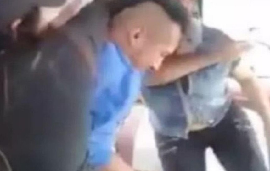 Subió a robar un colectivo, estaba su mamá y lo bajó a "chancletazos" | Internacionales