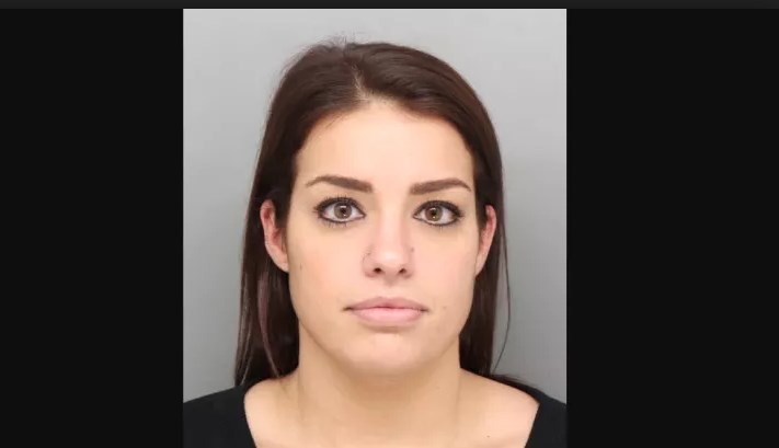 Una maestra tuvo sexo con una alumna de 17 años y quedó libre tras pagar una fianza de 100 dólares | Internacionales