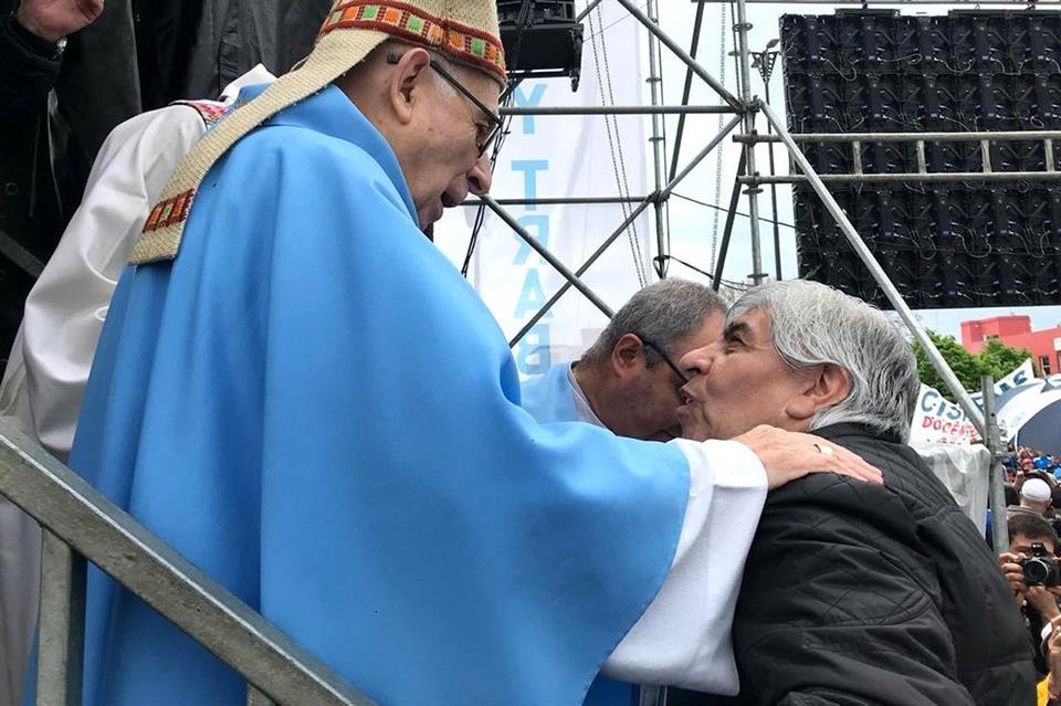 El obispo de Luján pidió perdón por la misa frente a la Basílica junto a Moyano | Política