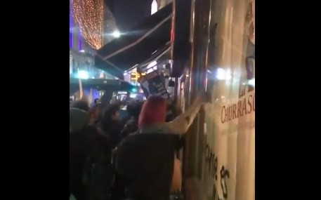 Violento escrache de veganos a la pizzería Güerrín | Redes