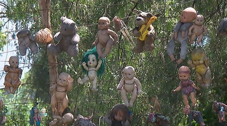 El hombre que vive en una isla de Mèxico con 2.000 muñecas | Internacionales