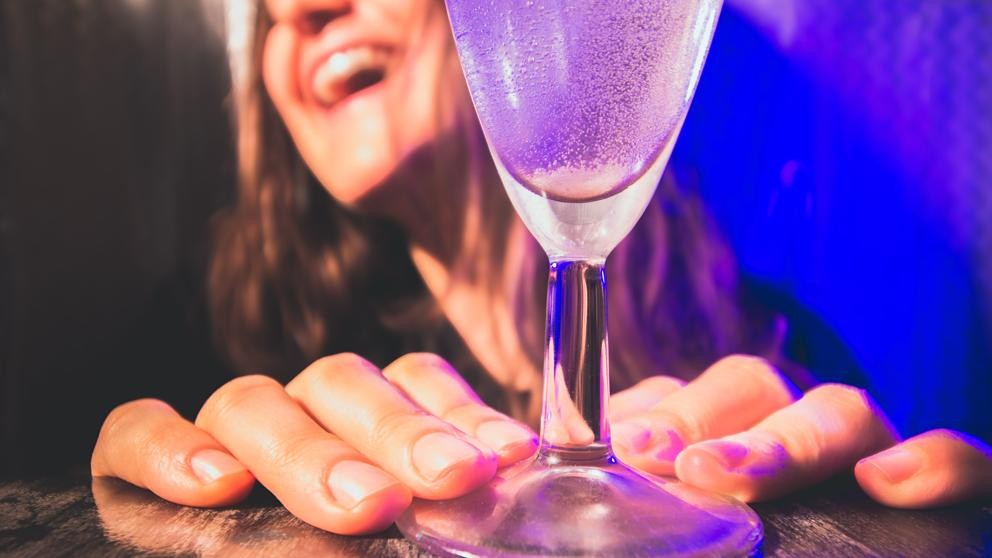 Una chica de 14 años sufrió un coma etílico en una fiesta en la que estaba con su madre | Internacionales