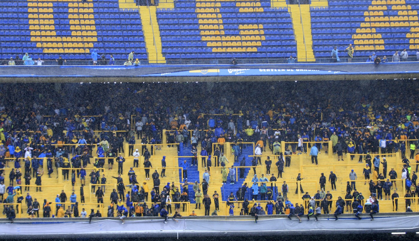 Un policía entró con familiares y amigos uniformados a la Bombonera para ver la Superfinal, pero le salió mal | Actualidad