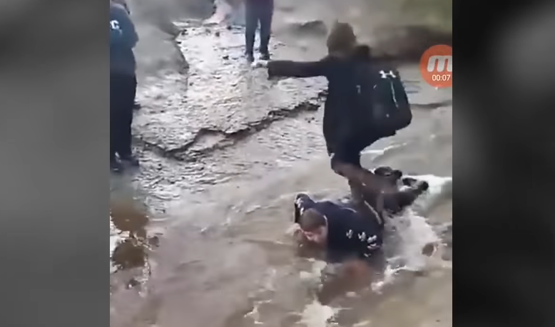 Video: estudiantes obligan a un chico con parálisis cerebral a hacer un "puente humano" en un arroyo | Internacionales
