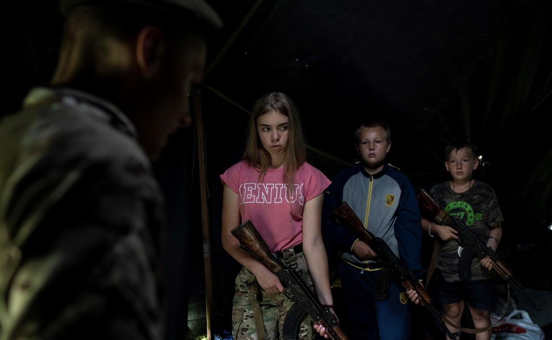 El campamento de Ucrania donde entrenan chicos de hasta ocho años para matar rusos | Internacionales