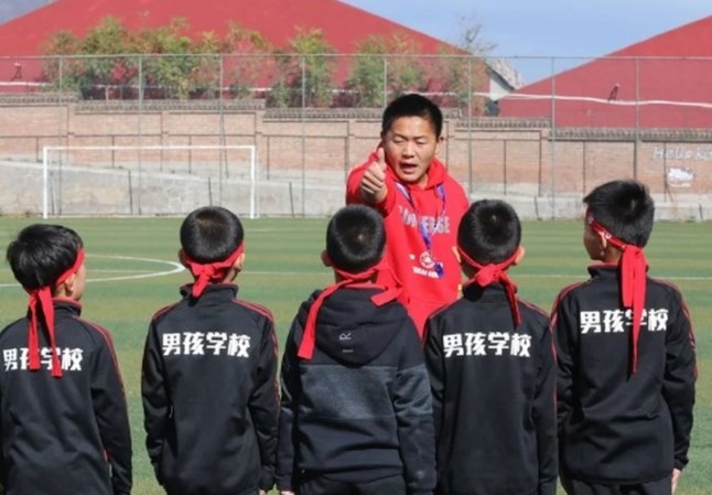 Los polémicos entrenamientos militares para "convertir a los niños en hombres" en China | Internacionales