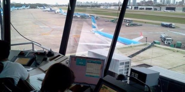 Detuvieron a un piloto por interferir las comunicaciones en Aeroparque | Actualidad