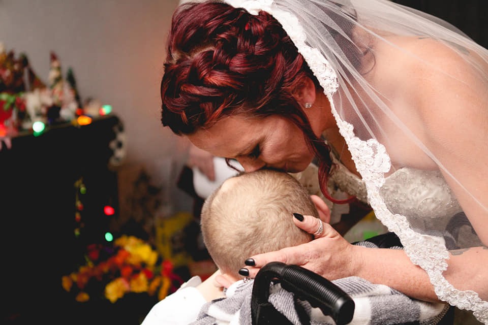 El nene con cáncer que cumplió su último deseo y acompañó a su madre en el altar | Internacionales