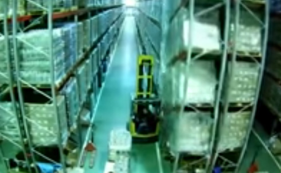 Viral dramático: un pequeño error de un chofer de montacargas generó un derrumbe en cadena | Redes