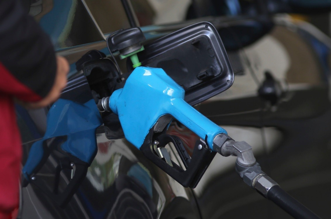 Por la fuerta baja del valor del petróleo, el Gobierno quiere que disminuya 10% el precio de la nafta | Economía