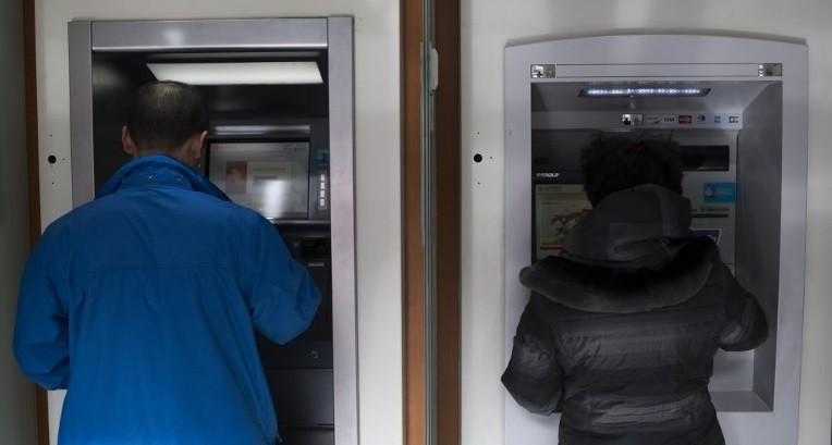 Cajero entregó dinero de más por error y el banco regaló la diferencia a los clientes | Internacionales