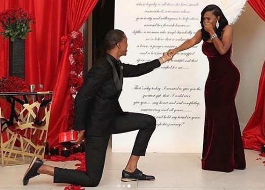 Le propone matrimonio con seis anillos de diamantes para que ella elija el que más le gusta | Curiosidades