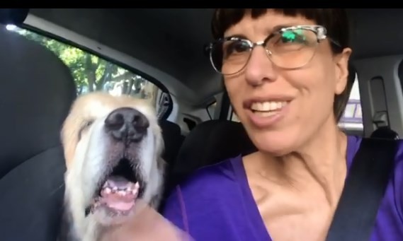 El video viral más triste: Valeria Schapira despide a su perro cantándole al oído hasta su muerte | Redes